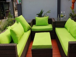 Mini szünetek kényelmes kerti bútorok között a teraszon
