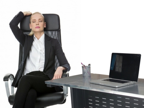 5 egyszerű stresszoldó módszer irodai székben ülve